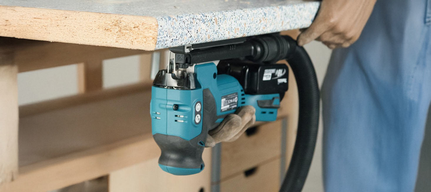 Stikksag med stavgrep i bruk