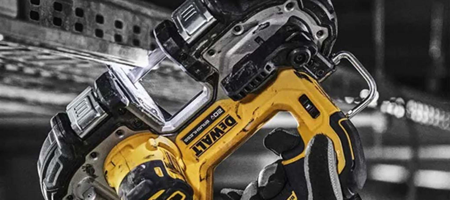 Nærbilde av båndsagblad som kapper metall