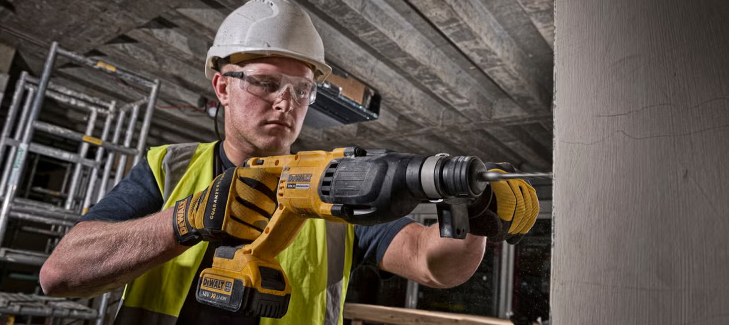 Borer i vegg med sds-plus borhammer