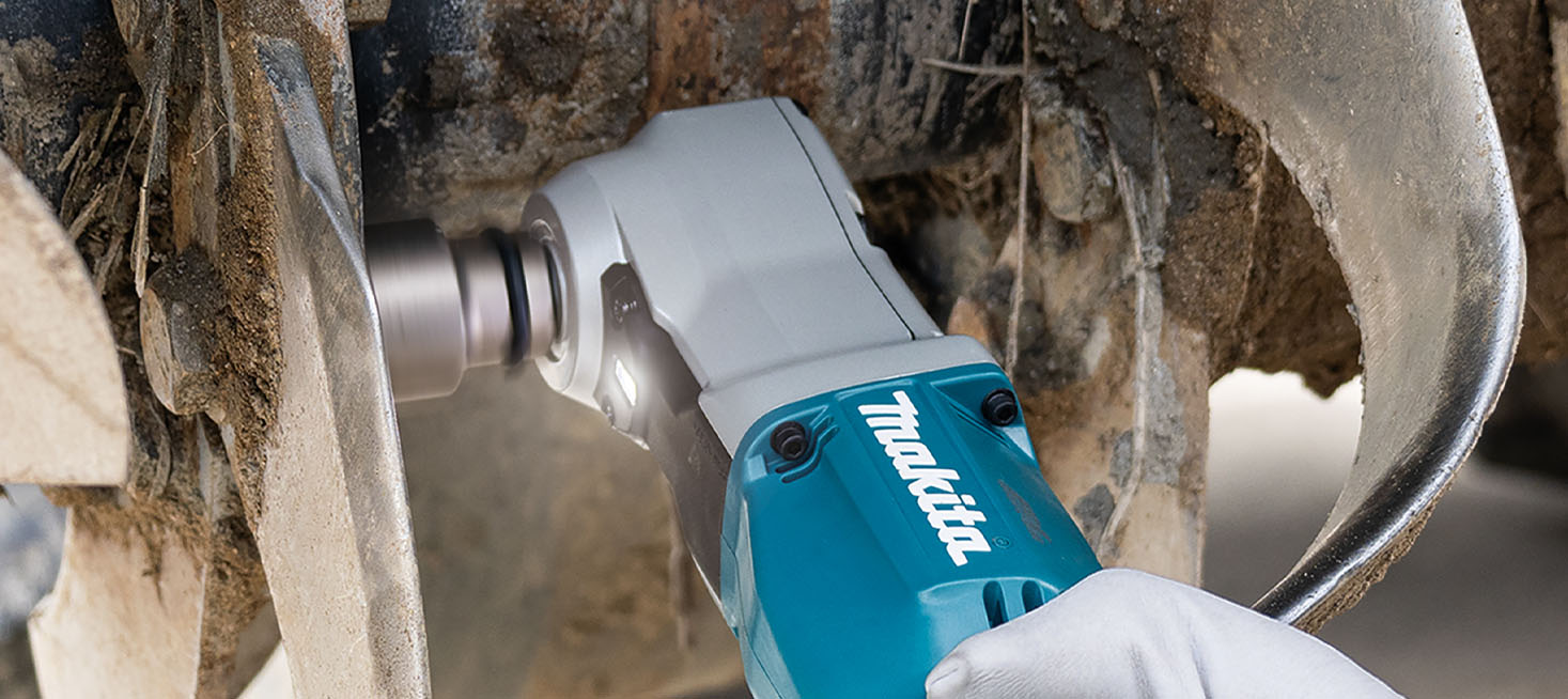 Makita DTL300 vinkelslagtrekker brukt i et trangt område 